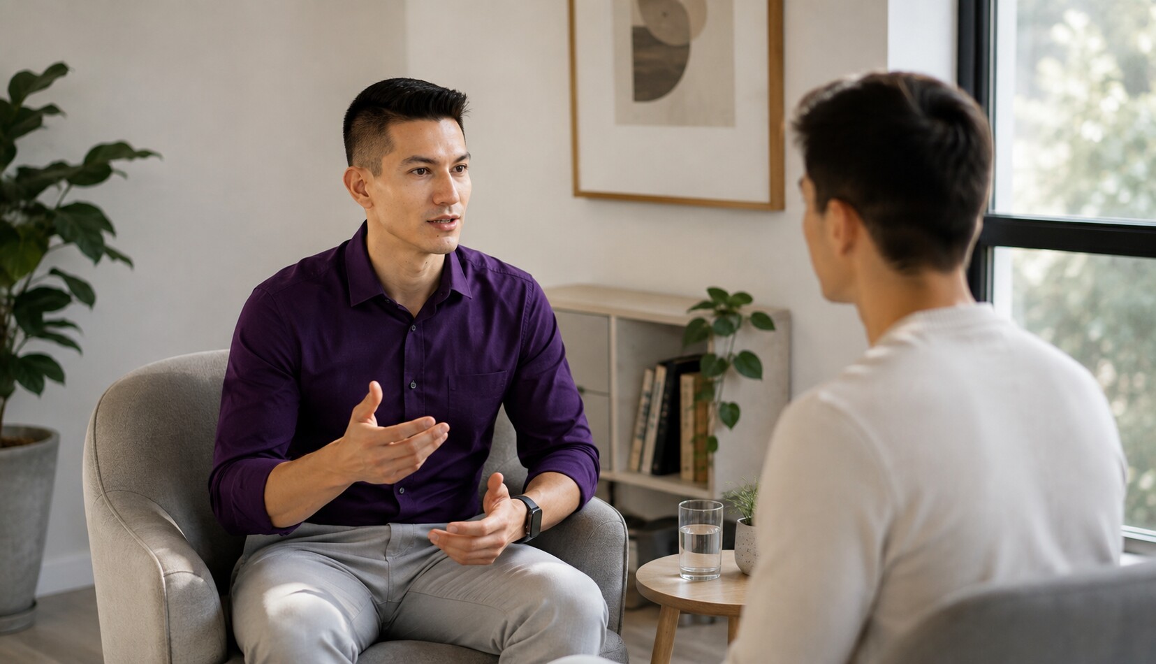 Profesional de psicología de Empowermind conversando con una persona en un espacio tranquilo y luminoso